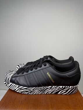 Adidas superstar zebra print shell toe streetwear sneakers women’s size 8